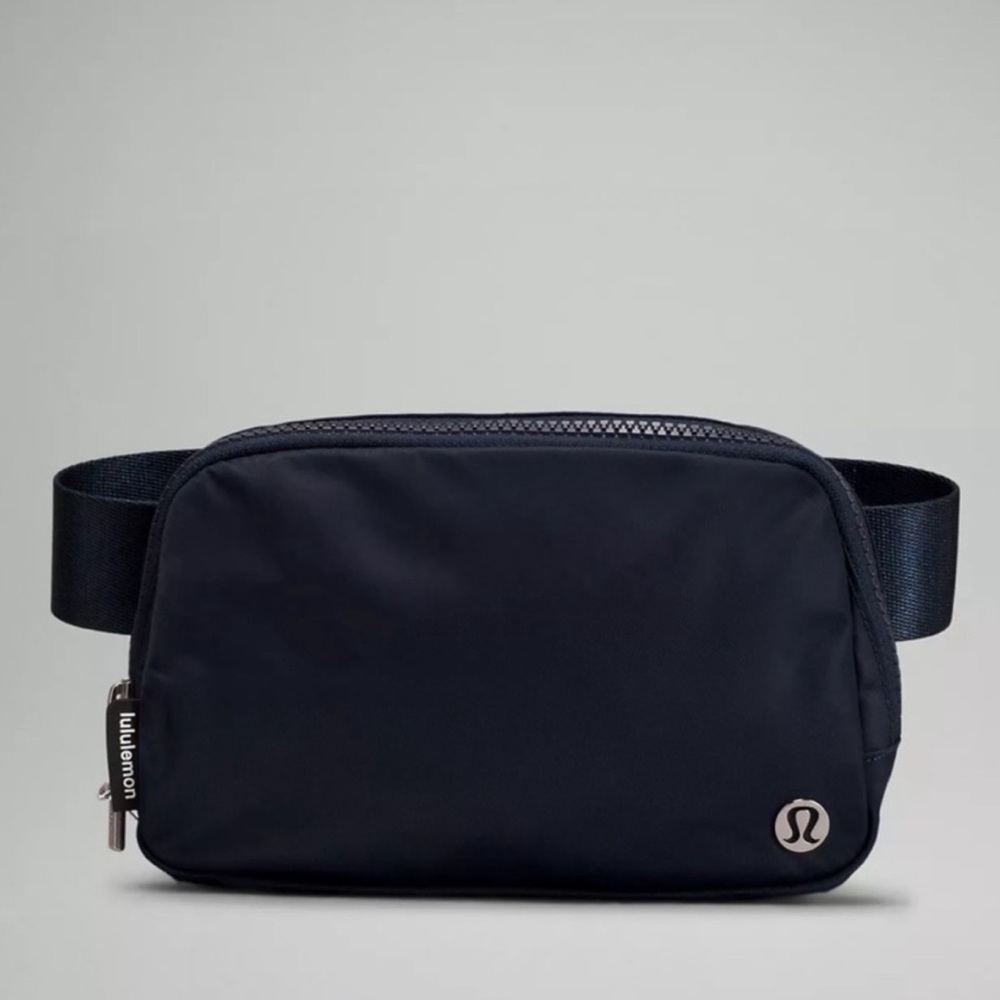 Lululemon Everywhere Belt Bag - Navy